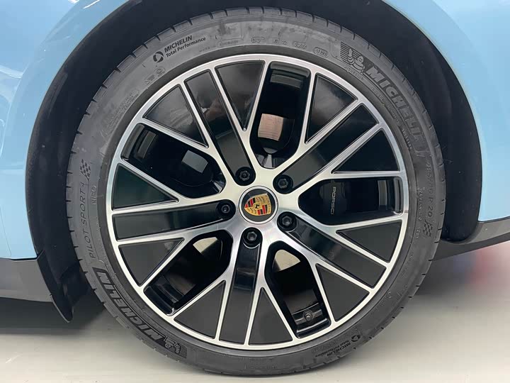 Фото 24 - Porsche Taycan