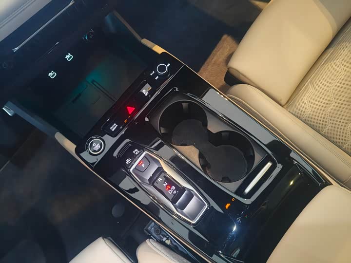 Фото 14 - Audi Q6L e-tron