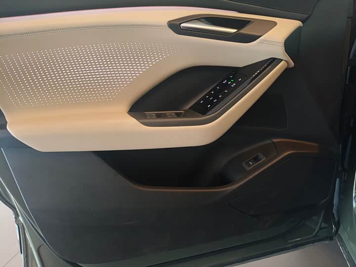 Фото 17 - Audi Q6L e-tron