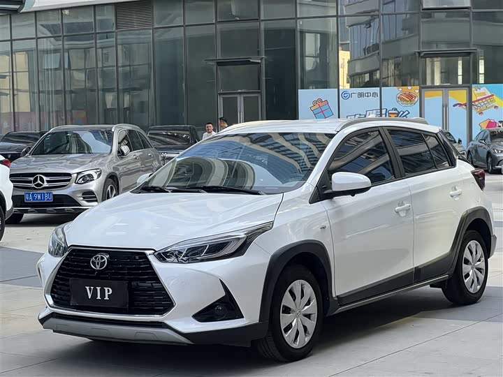 Фото 1 - Toyota Yaris L Hatchback