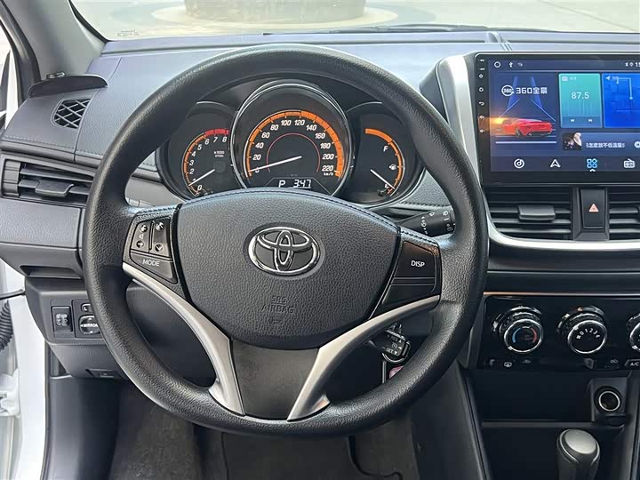 Фото 10 - Toyota Yaris L Hatchback