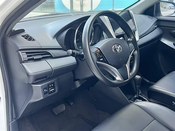 Фото 11 - Toyota Yaris L Hatchback