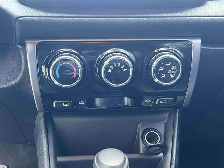 Фото 12 - Toyota Yaris L Hatchback