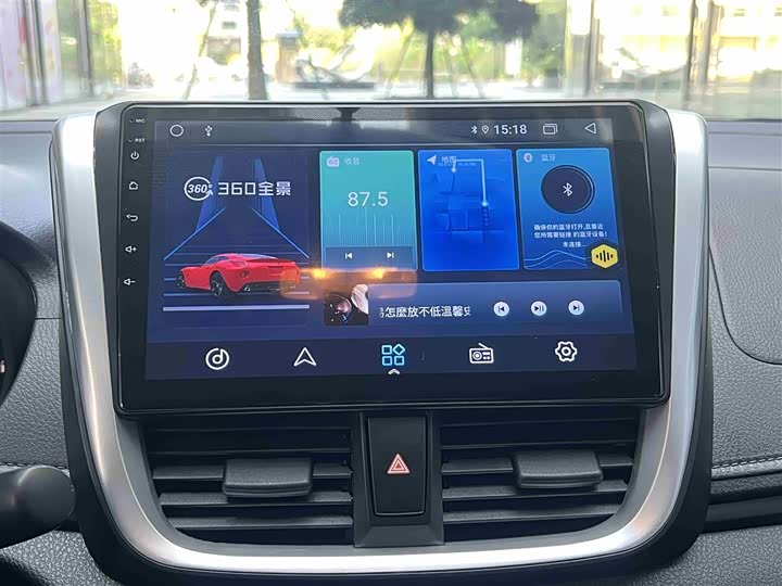 Фото 13 - Toyota Yaris L Hatchback