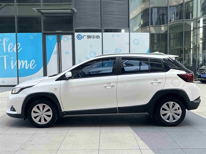 Фото 16 - Toyota Yaris L Hatchback