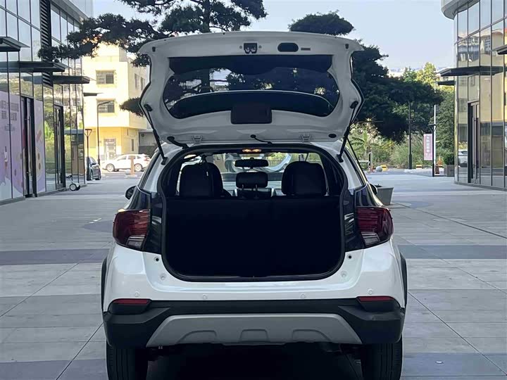 Фото 18 - Toyota Yaris L Hatchback