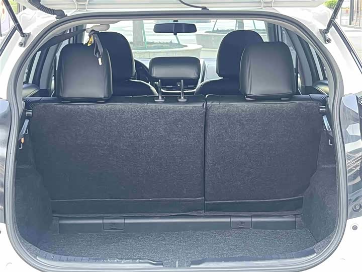 Фото 19 - Toyota Yaris L Hatchback