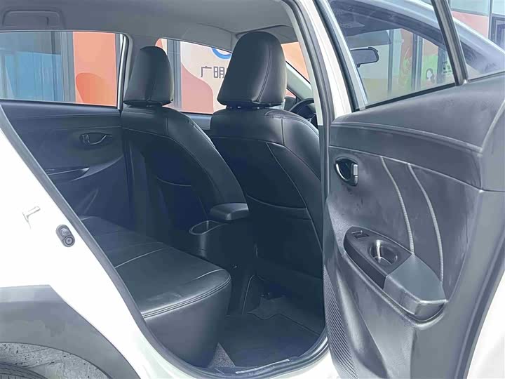 Фото 21 - Toyota Yaris L Hatchback