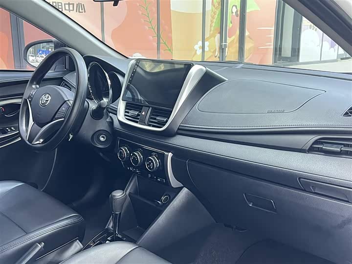 Фото 22 - Toyota Yaris L Hatchback