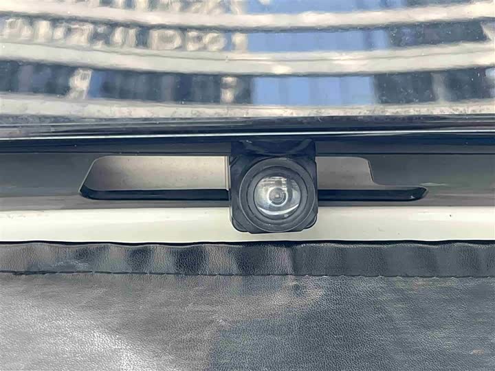 Фото 23 - Toyota Yaris L Hatchback