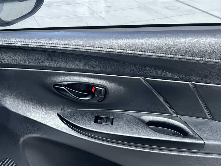 Фото 24 - Toyota Yaris L Hatchback