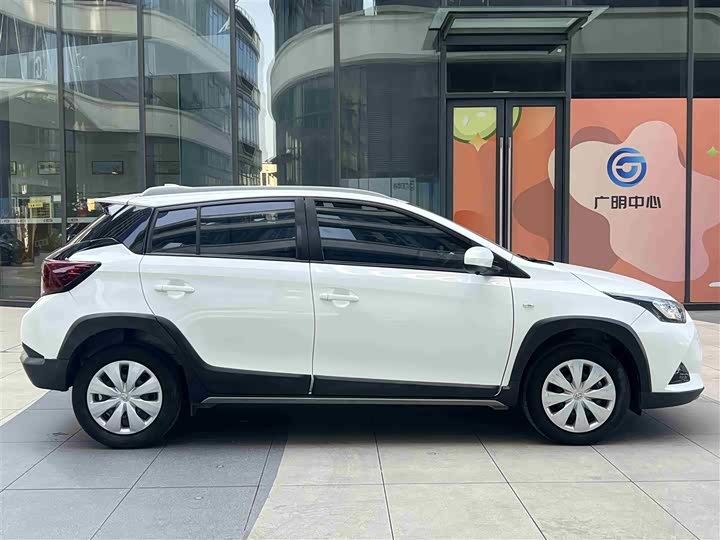 Фото 25 - Toyota Yaris L Hatchback