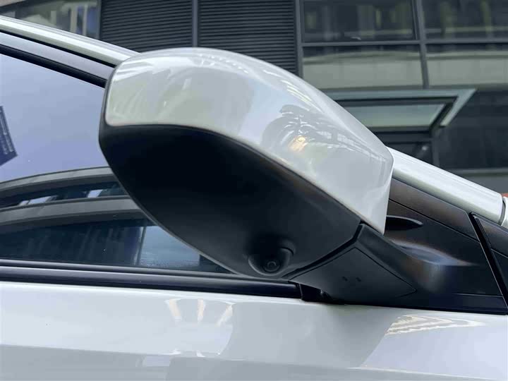 Фото 26 - Toyota Yaris L Hatchback