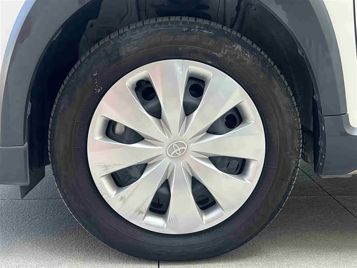 Фото 29 - Toyota Yaris L Hatchback