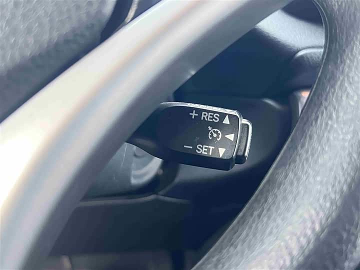 Фото 30 - Toyota Yaris L Hatchback