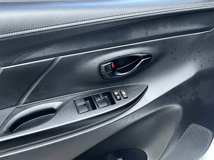 Фото 32 - Toyota Yaris L Hatchback