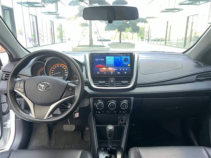 Фото 4 - Toyota Yaris L Hatchback