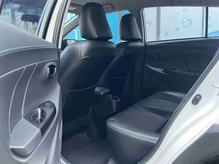 Фото 6 - Toyota Yaris L Hatchback