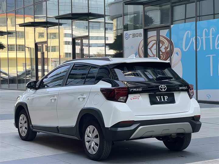 Фото 7 - Toyota Yaris L Hatchback