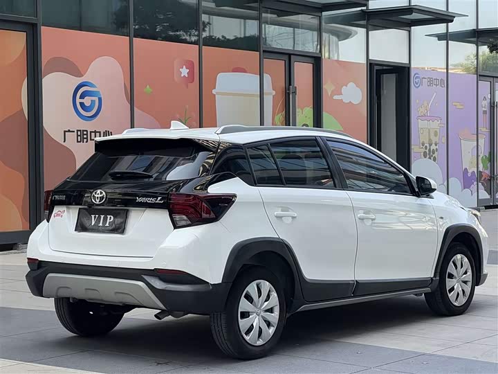 Фото 9 - Toyota Yaris L Hatchback