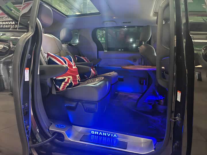 Фото 6 - Toyota Granvia