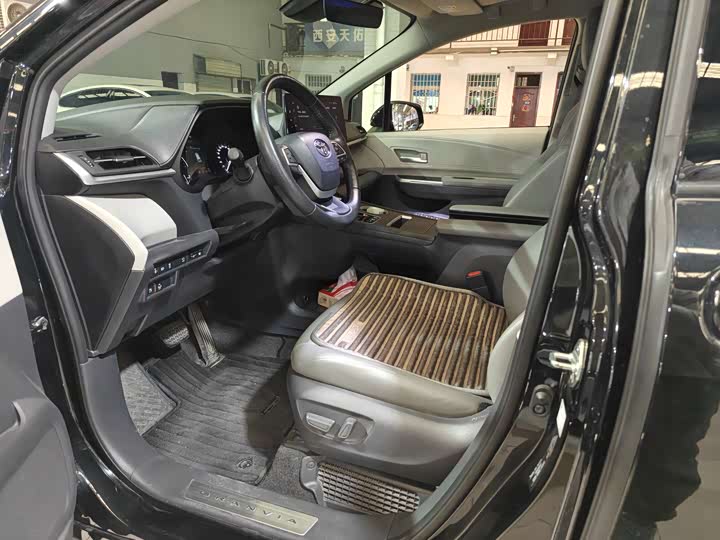 Фото 9 - Toyota Granvia