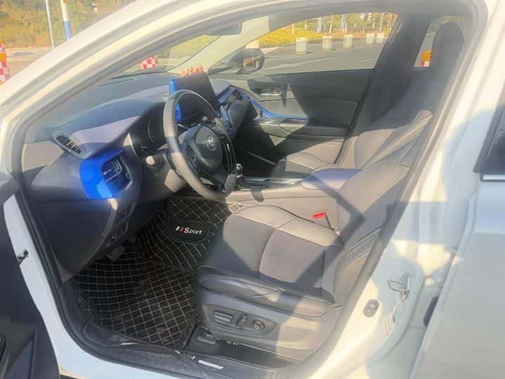 Фото 3 - Toyota C-HR