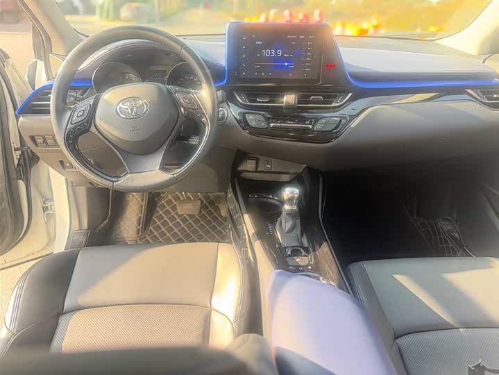 Фото 4 - Toyota C-HR