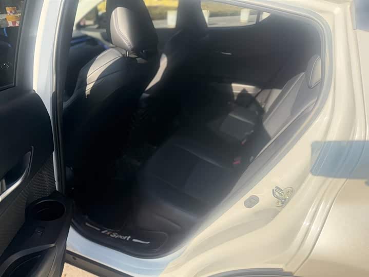 Фото 6 - Toyota C-HR