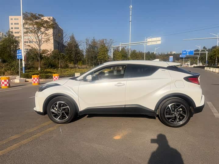Фото 7 - Toyota C-HR