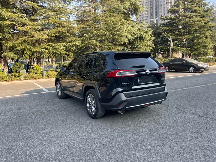 Фото 7 - Toyota Wildlander