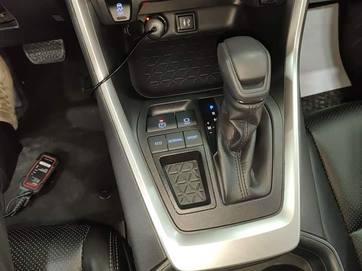 Фото 14 - Toyota RAV4