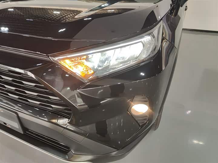 Фото 24 - Toyota RAV4