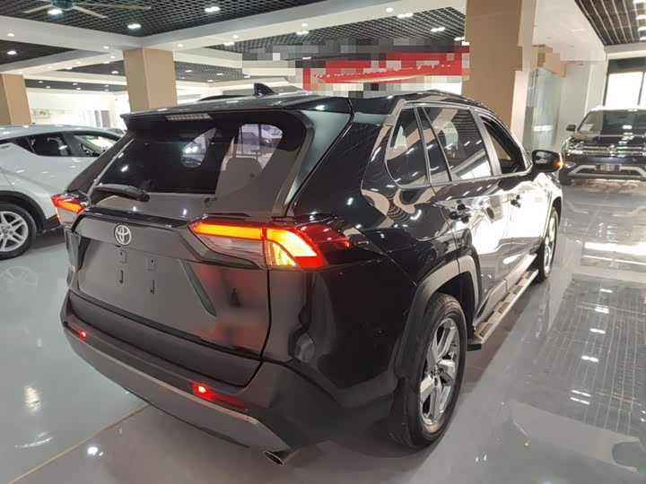 Фото 7 - Toyota RAV4