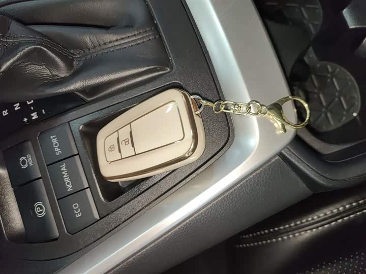 Фото 9 - Toyota RAV4