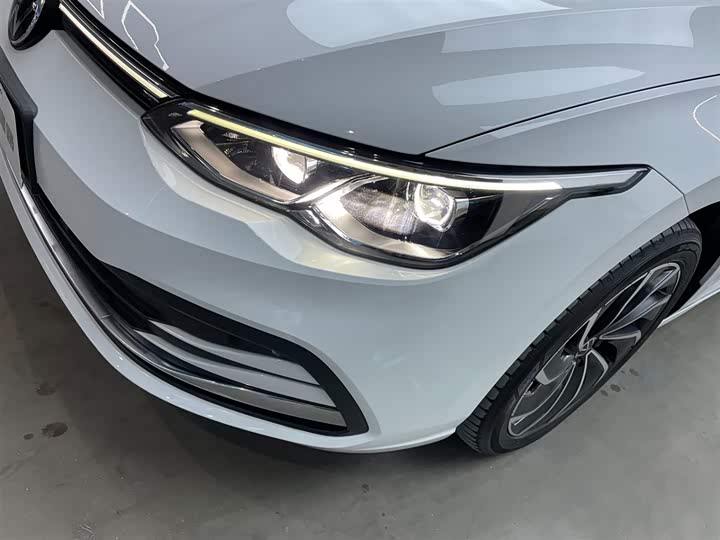 Фото 32 - Volkswagen Golf