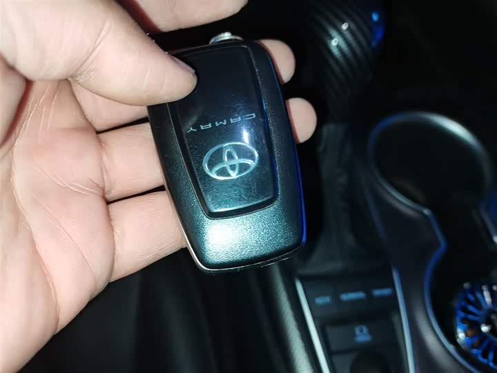 Фото 12 - Toyota Camry