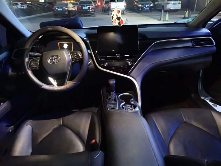 Фото 13 - Toyota Camry