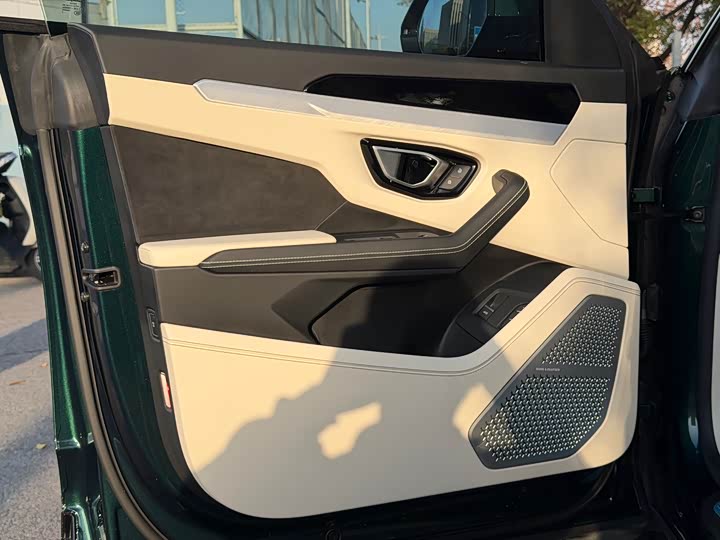 Фото 10 - Lamborghini Urus