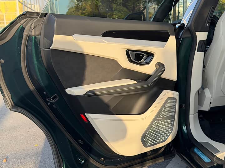 Фото 13 - Lamborghini Urus