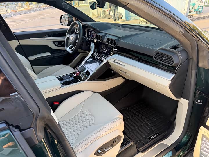 Фото 16 - Lamborghini Urus