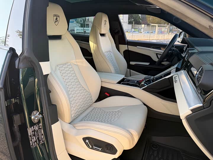 Фото 17 - Lamborghini Urus