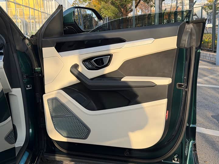 Фото 18 - Lamborghini Urus