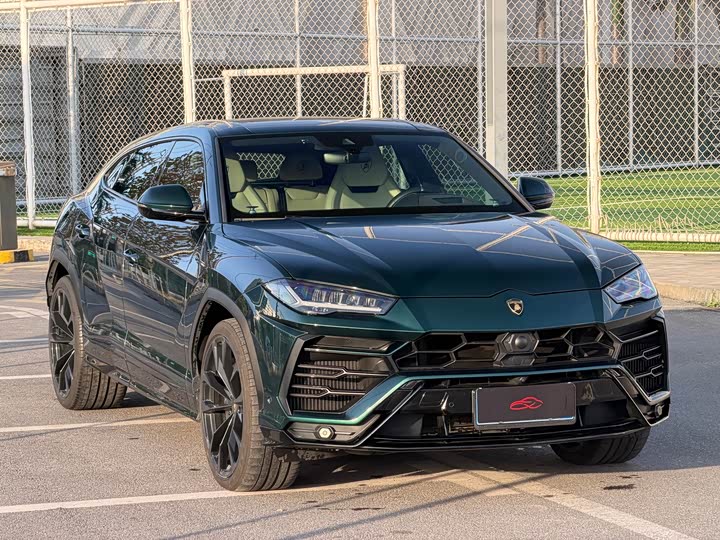 Фото 3 - Lamborghini Urus