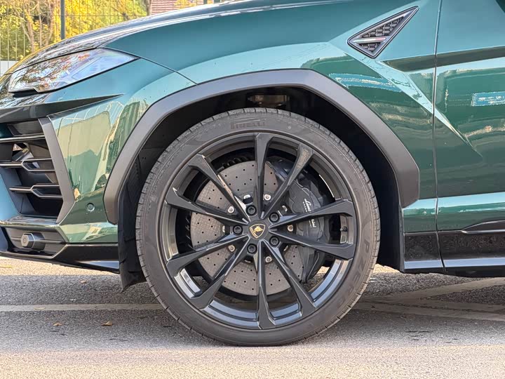 Фото 8 - Lamborghini Urus