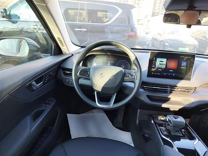 Фото 11 - Hongqi E-QM5