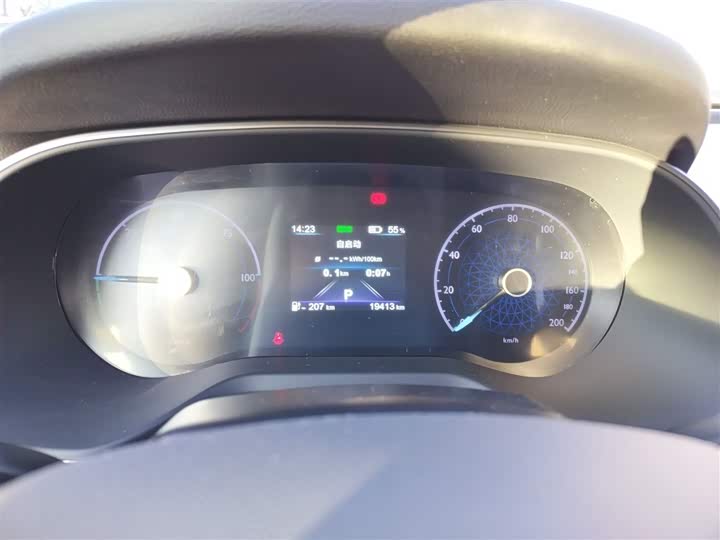 Фото 12 - Hongqi E-QM5