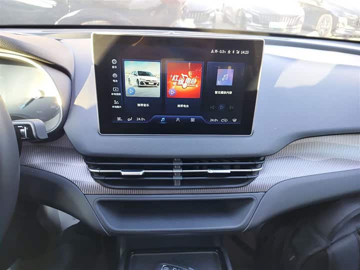 Фото 13 - Hongqi E-QM5