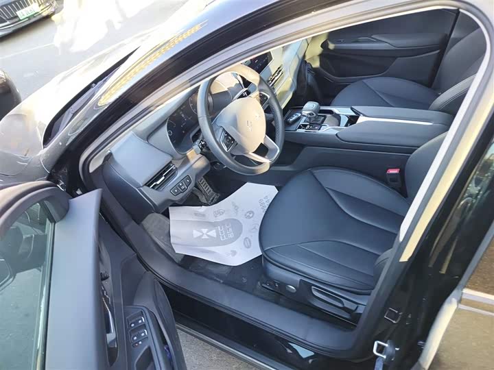 Фото 16 - Hongqi E-QM5