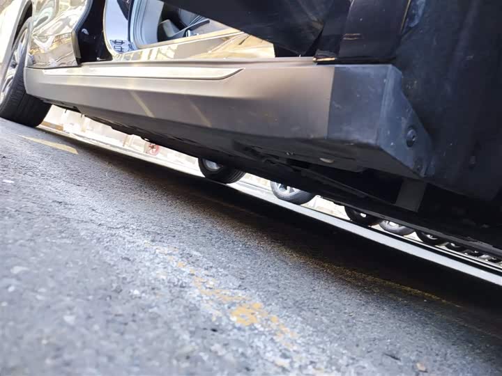 Фото 21 - Hongqi E-QM5